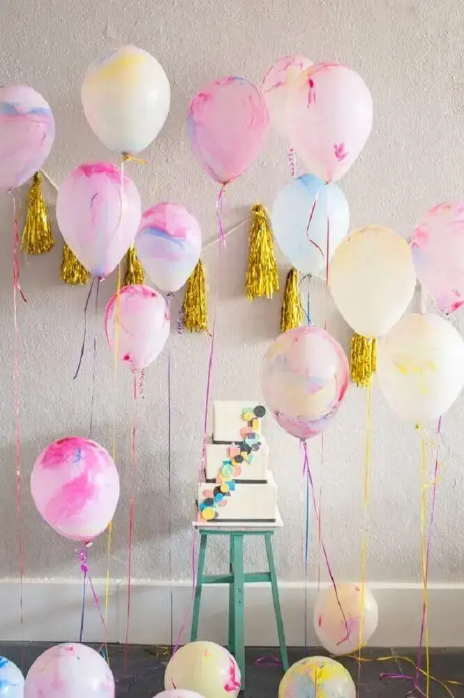 festa decorada com balões estampados Foto Brides Magazine