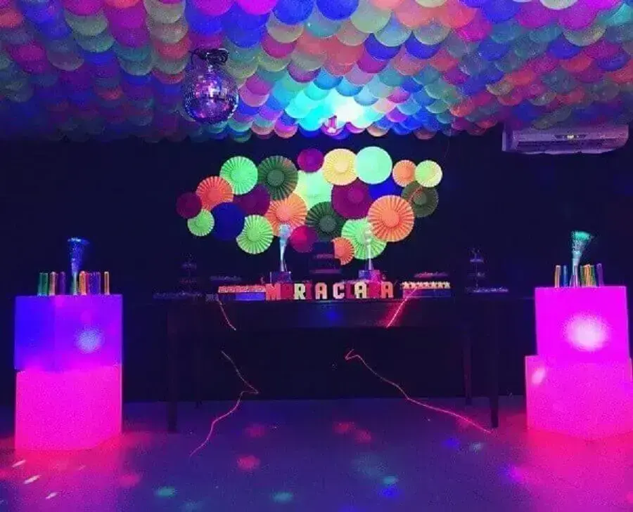 festa neon com decoração com bexigas no teto Foto Discolbus