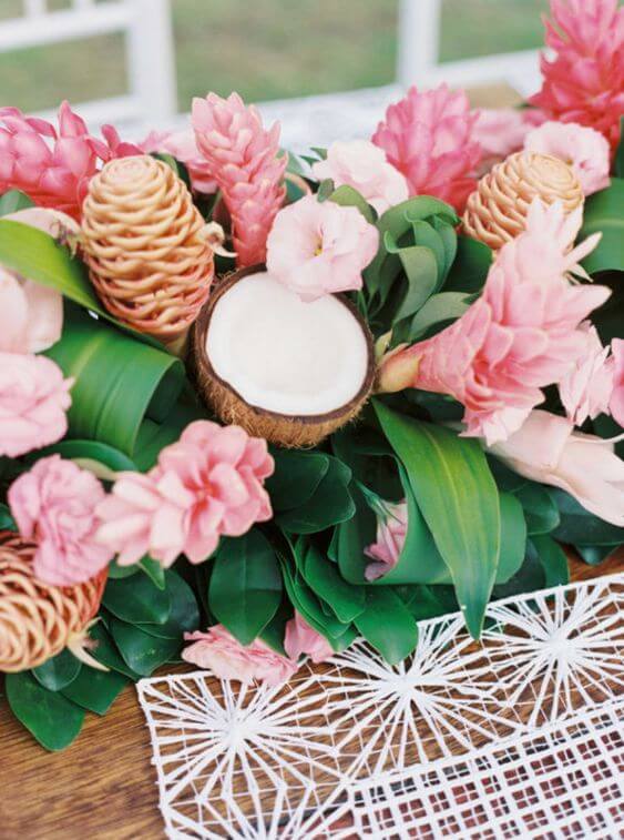 Festa tropical com coco e flores tropicais