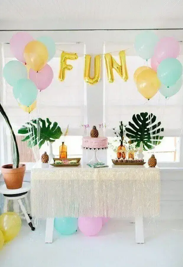 festa tropical decorada com bexigas simples e balões em formato de letras Foto Pinterest