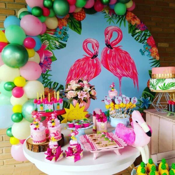 Festa Tropical com decoração de flamingo