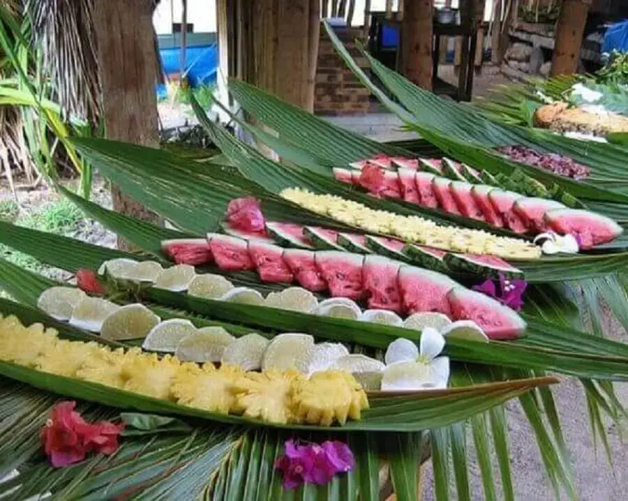 frutas em folhagens para decoração de festa tropical Foto Pinterest