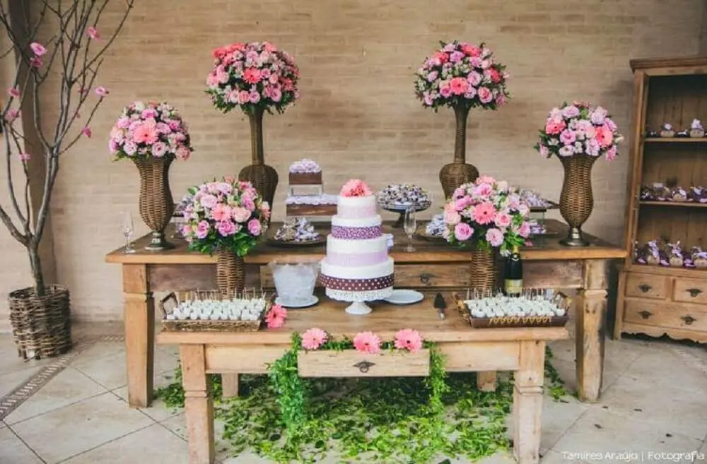 grandes arranjos de flores e móveis rústicos para casamento em casa Foto Verbo Casar