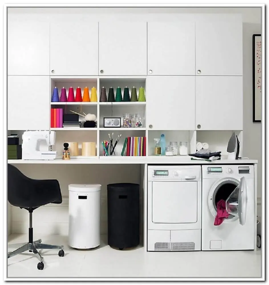 lavandeira planejada com armários brancos Foto Home Design Ideas