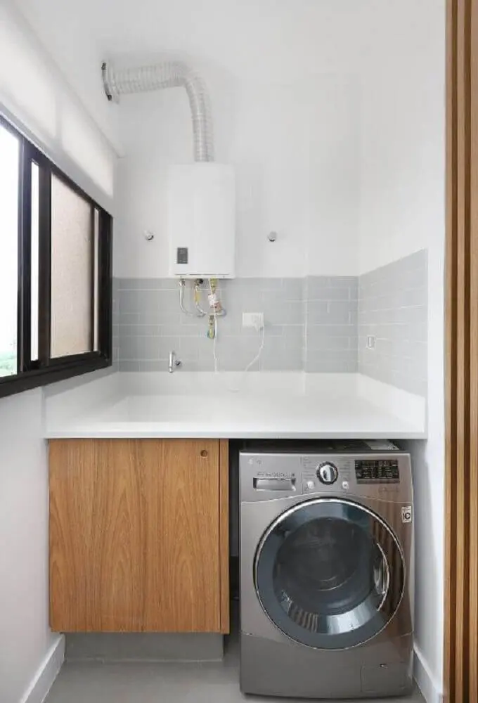lavanderia pequena com armário de madeira e revestimento cinza para pia Foto ACF Arquitetura