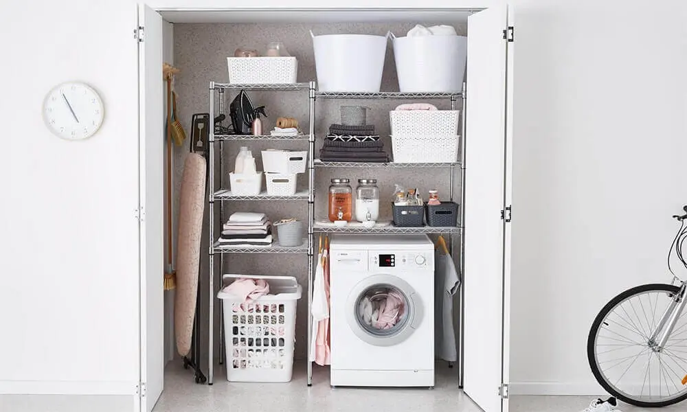 lavanderia pequena com porta camarão e armário de alumínio Foto House of Home