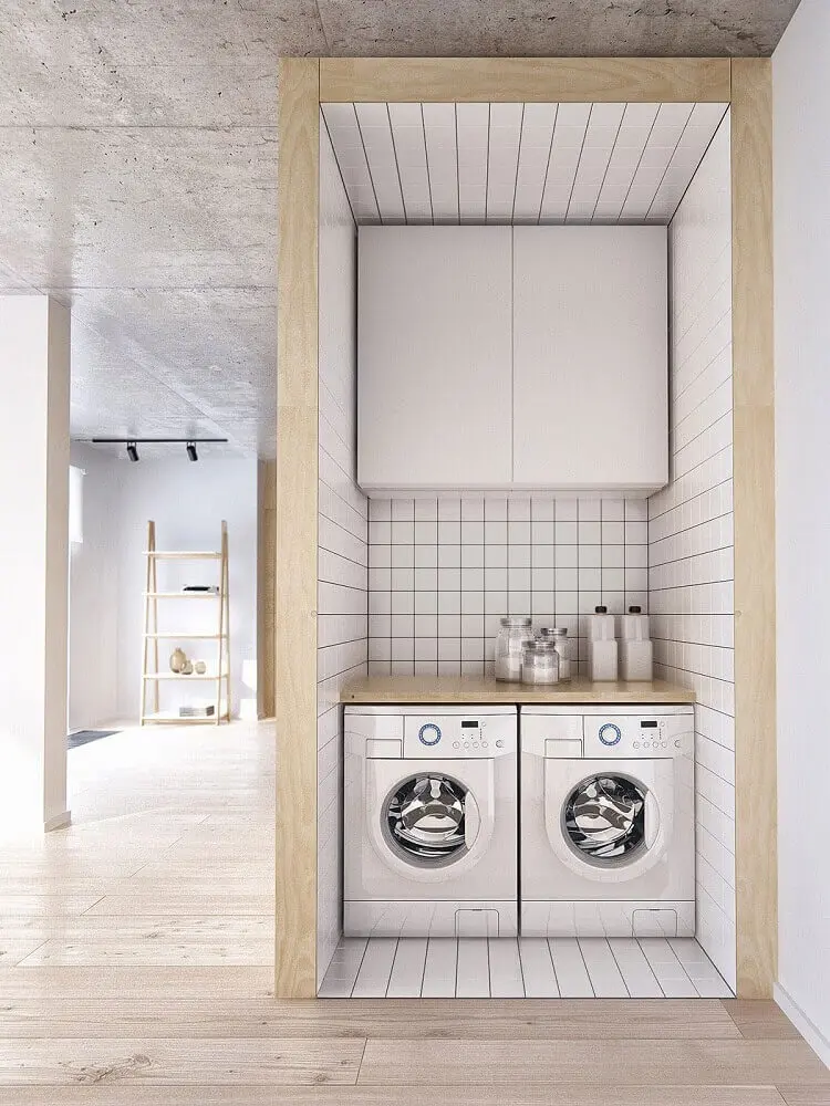 lavanderia pequena planejada com bancada de madeira e armário aéreo branco Foto Pinterest