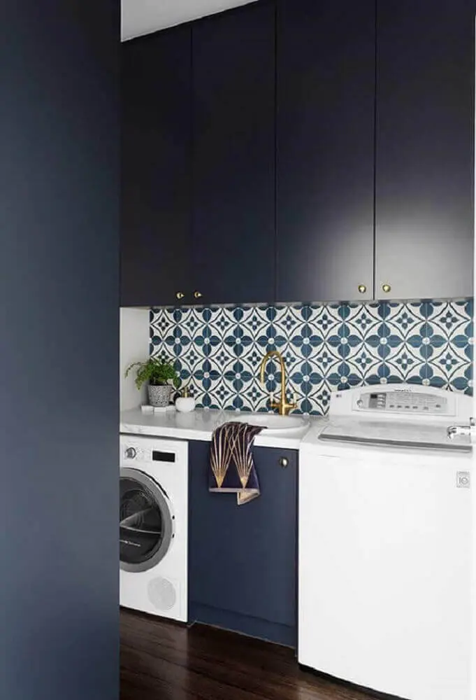 lavanderia planejada com armário azul marinho e azulejo hidráulico Foto Pinterest