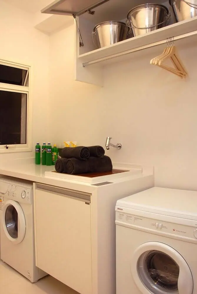 lavanderia planejada com armário aéreo Foto Teresinha Nigri