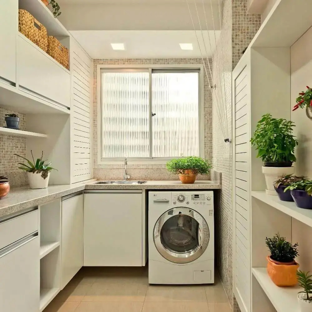 lavanderia planejada com armários brancos e prateleiras decoradas com pequenos vasos de plantas Foto Pinterest
