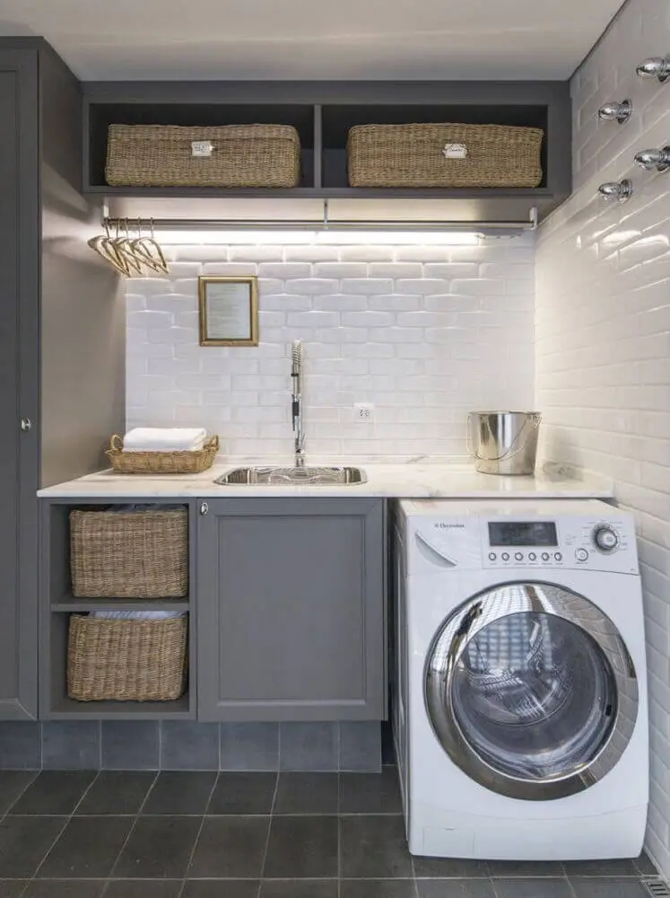 lavanderia planejada com armários cinza e subway tile Foto Hornoruso