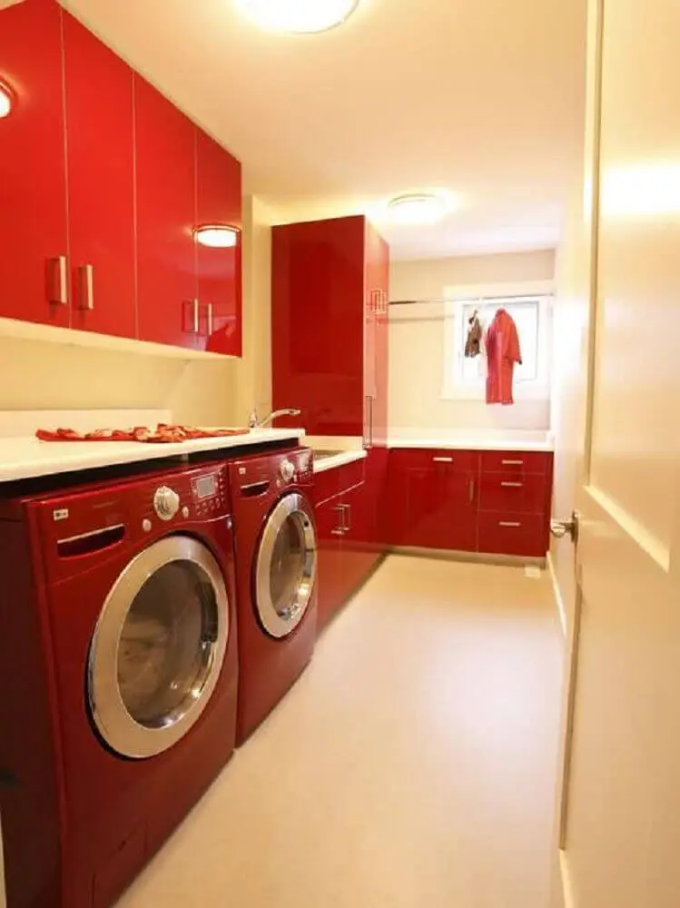 lavanderia planejada com armários vermelhos Foto Zahradní Nábytek