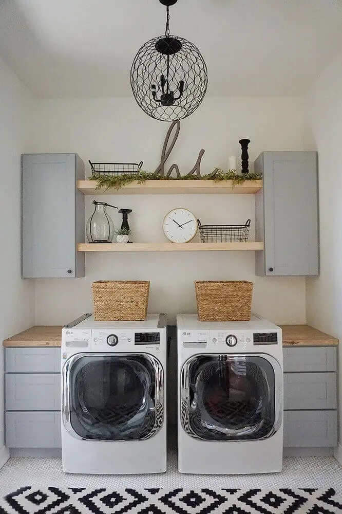 lavanderia planejada com bancada de madeira armários cinza e tapete preto e branco Foto Home BNC