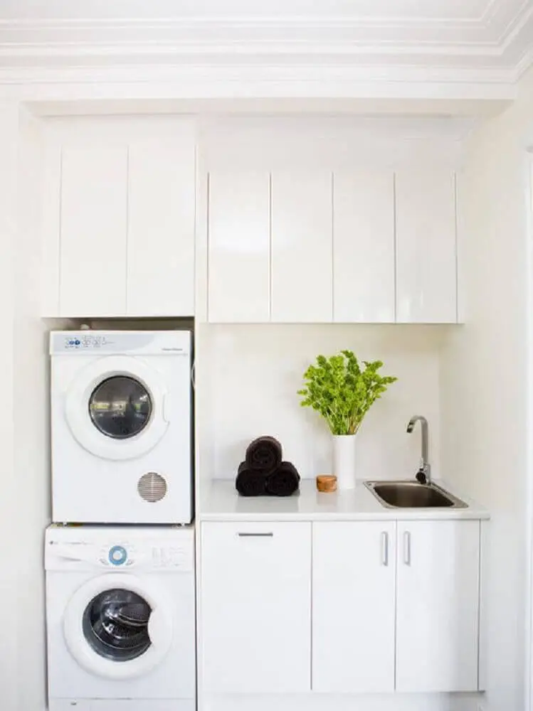 lavanderia planejada pequena com armários brancos Foto Pinterest