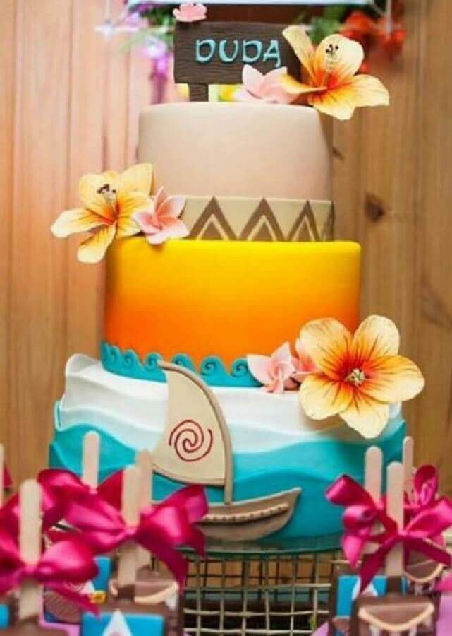 lindo bolo tropical decorado com ondas do mar sol e flores Foto Pinterest