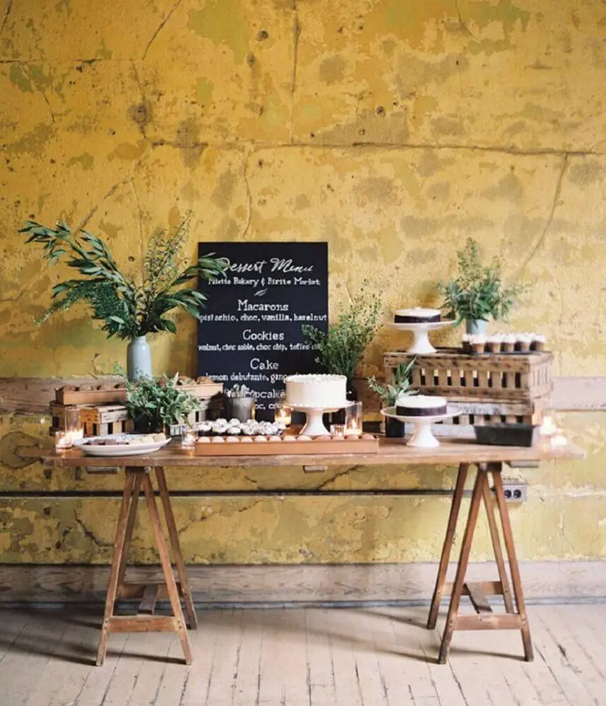 mesa de doces com decoração rústica para casamento simples em casa Foto Pinterest