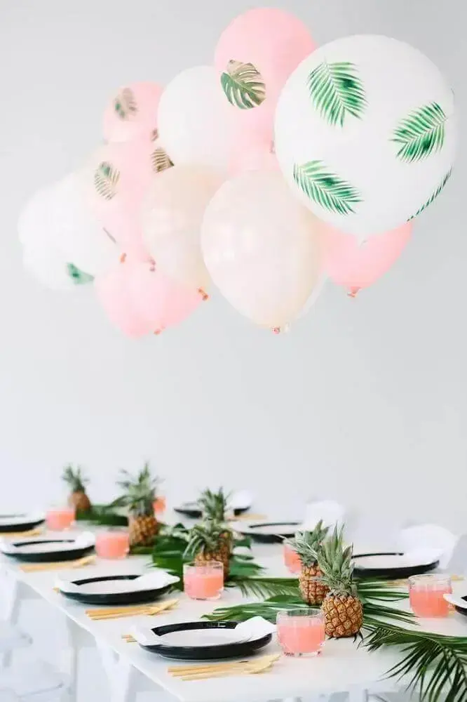 mesa decorada com balões e folhagens Foto Party Decoration