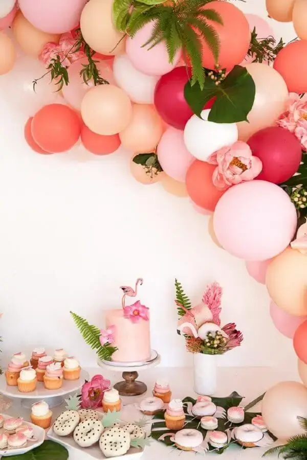 mesa decorada em tons de rosa com balões e folhagens para festa flamingo tropical Foto Celebrations Cake Decorating