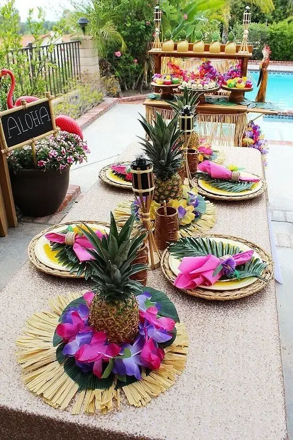 mesa rústica para festa tropical decorada com folhas abacaxis e sousplat de fibra natural Foto Pinterest