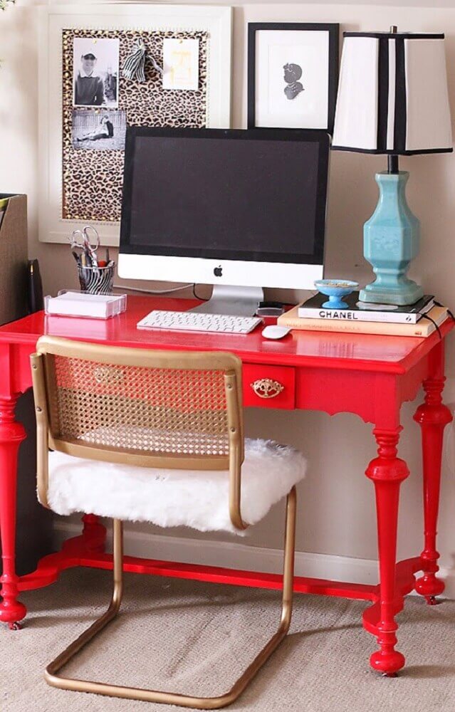 modelo antigo de mesa laqueada vermelha para home office pequeno Foto Room Sketcher