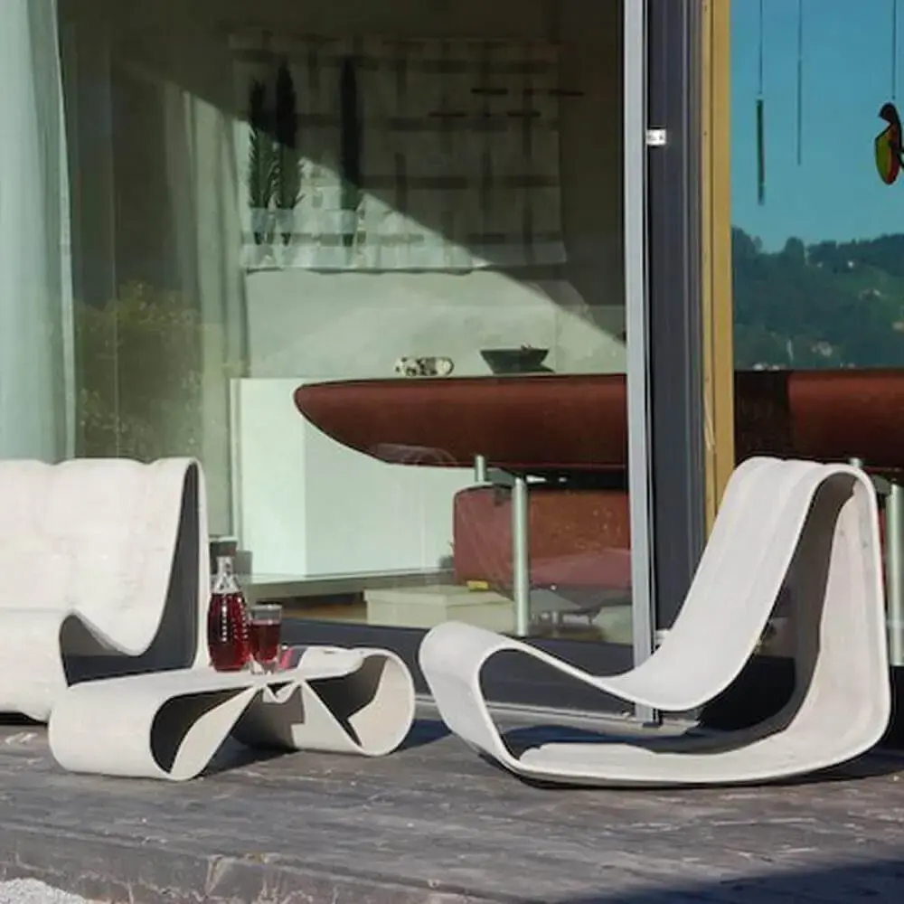 modelo arrojado de cadeiras de plástico modernas para área externa Foto Connox