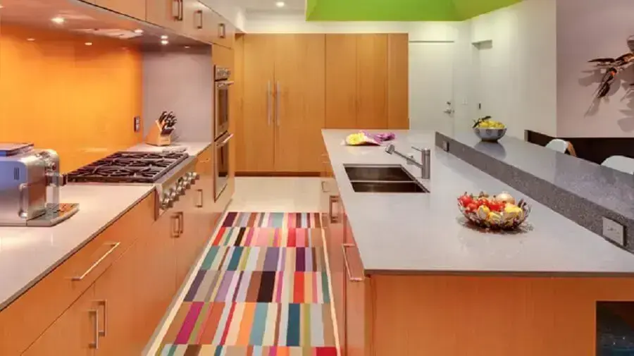 modelo colorido de tapete para cozinha com armários de madeira Foto Home Design Lover