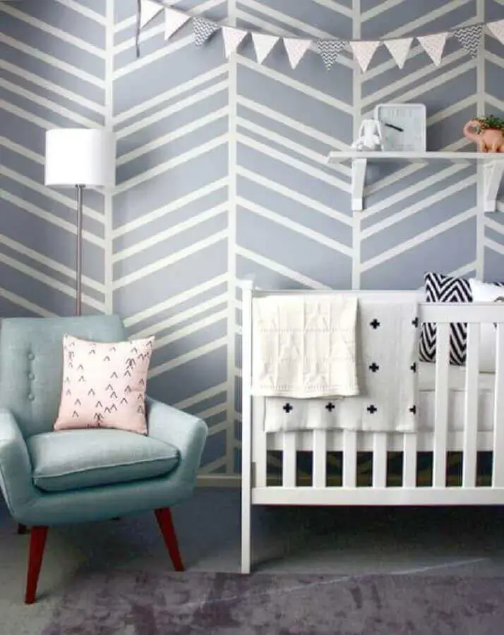 modelo de cadeira de amamentação moderna com pés palito para quarto de bebê com papel de parede cinza e branco Foto Wohnideen