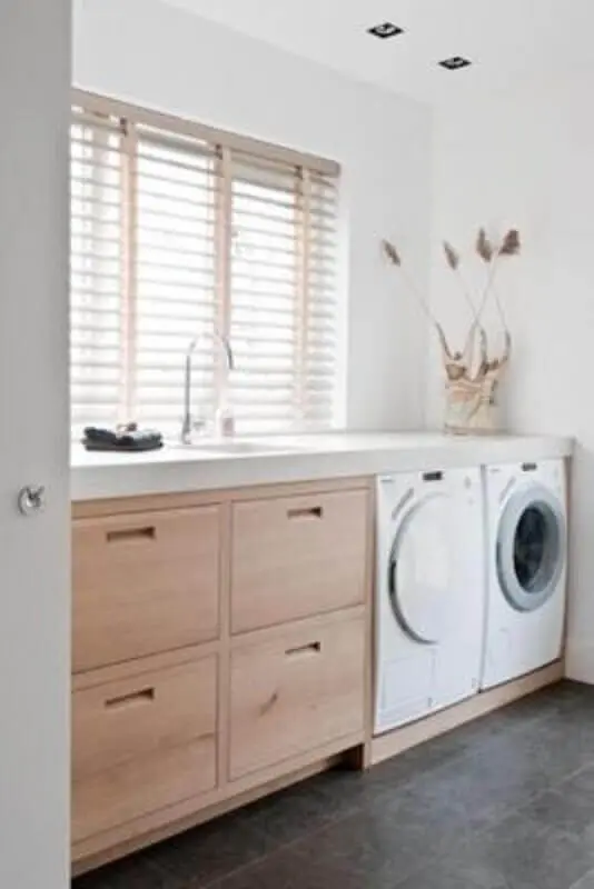 modelo de lavanderia planejada com armários de madeira Foto Round Decor