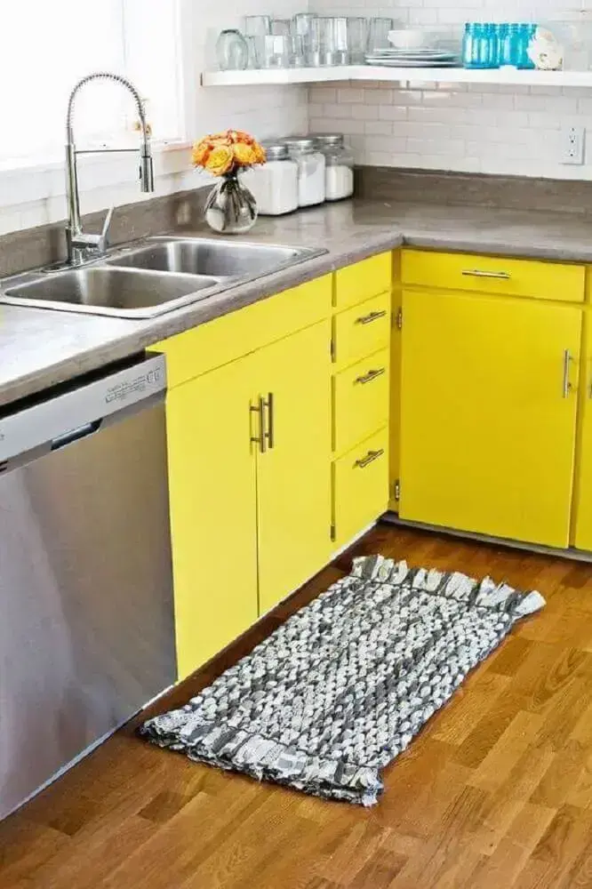 modelo pequeno de tapete de crochê para cozinha com armários amarelos Foto Flooring Design