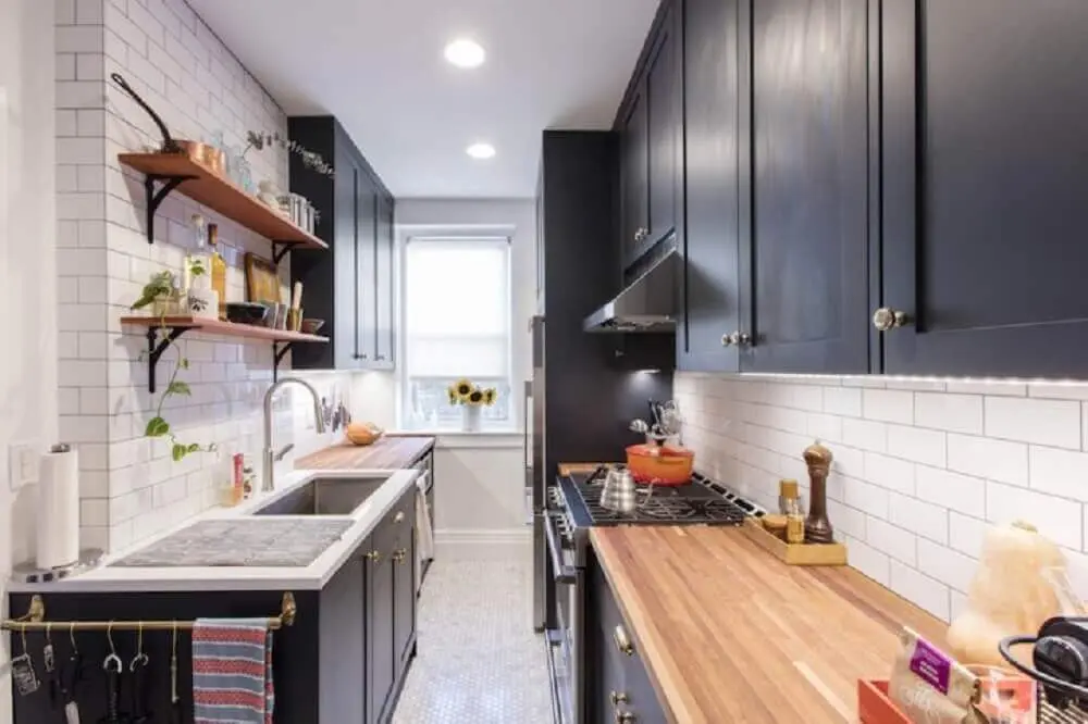 modelo preto de armário de cozinha com balcão de madeira e azulejo branco Foto Sweeten