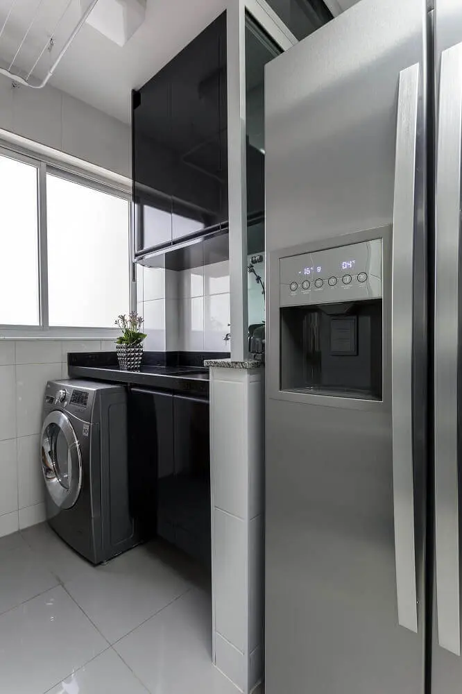 modelo preto de armário para lavanderia e cozinha planejada Foto Natalia Siper