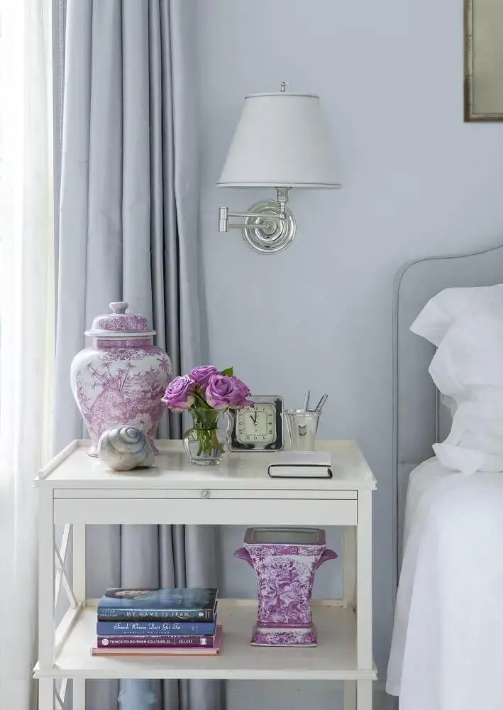 modelo simples de criado mudo para quarto com decoração clássica Foto Elle Decor