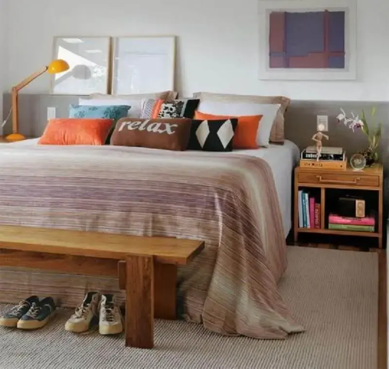 modelos de criado mudo para quarto de casal com muitas almofadas e luminária amarela Foto Pinterest