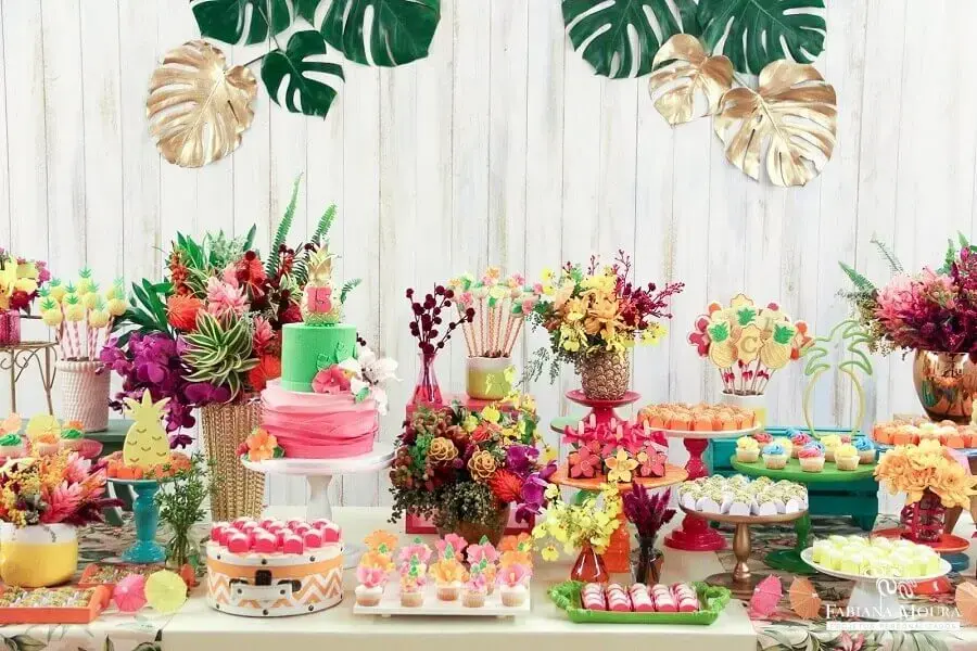 muitas flores e doces para decoração de mesa de festa tropical Foto Pinterest