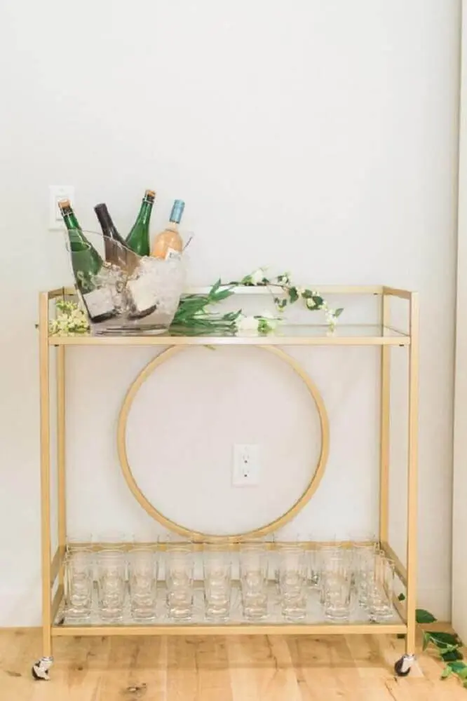 móvel minimalista decorado como barzinho para casamento em casa Foto Home Decoo