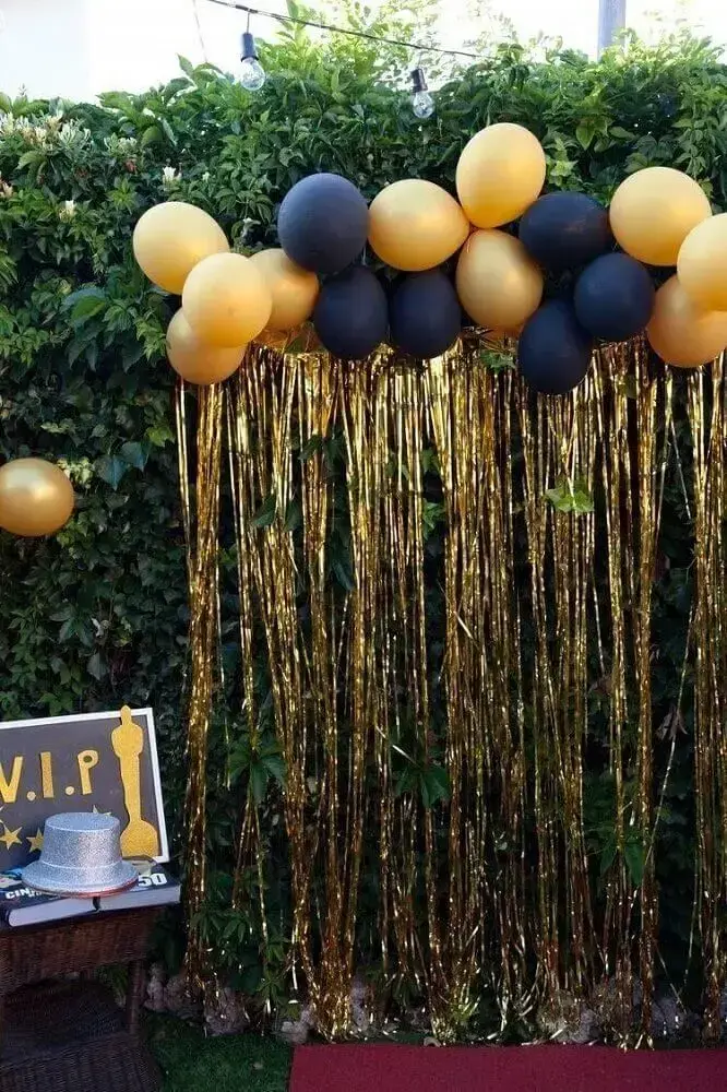 painel de balões dourados e pretas com fitas douradas Foto Pinterest