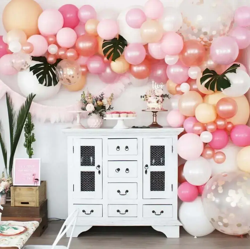 painel de balões rosa e folhagens para decoração de festa Foto Parties Made Pretty