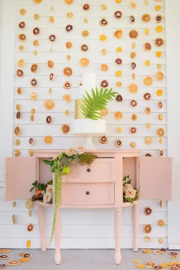 painel feito com frutas secas para decoração de festa tropical simples Foto Atlas Event Rental