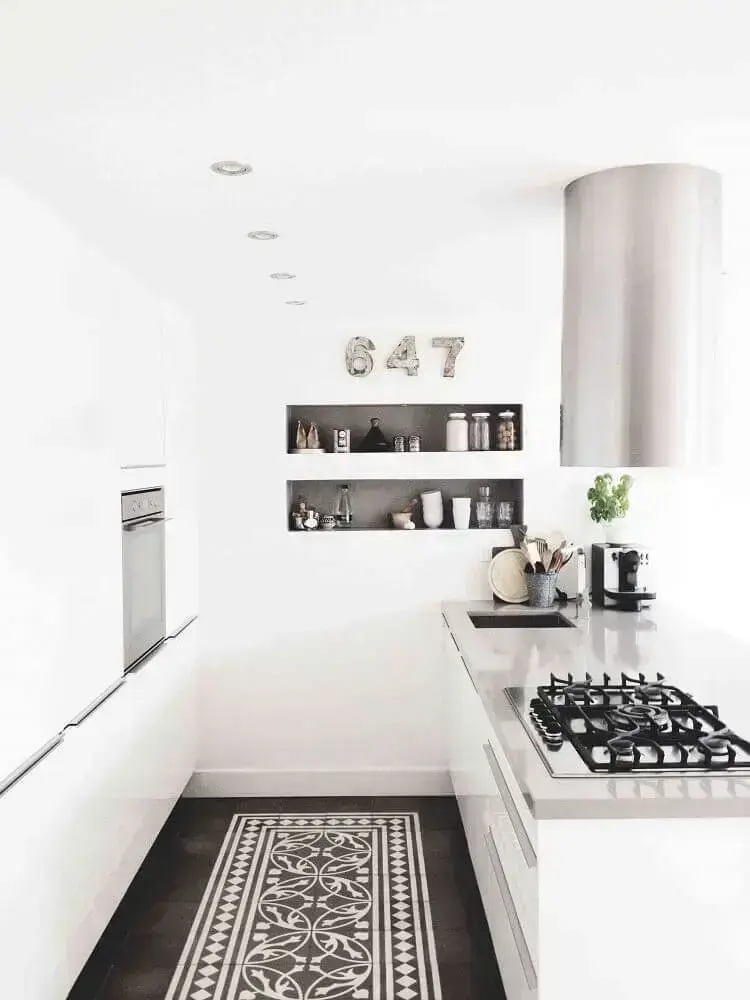 passadeira para cozinha com armários brancos e piso preto Foto Kitchen Forniture and Exterior