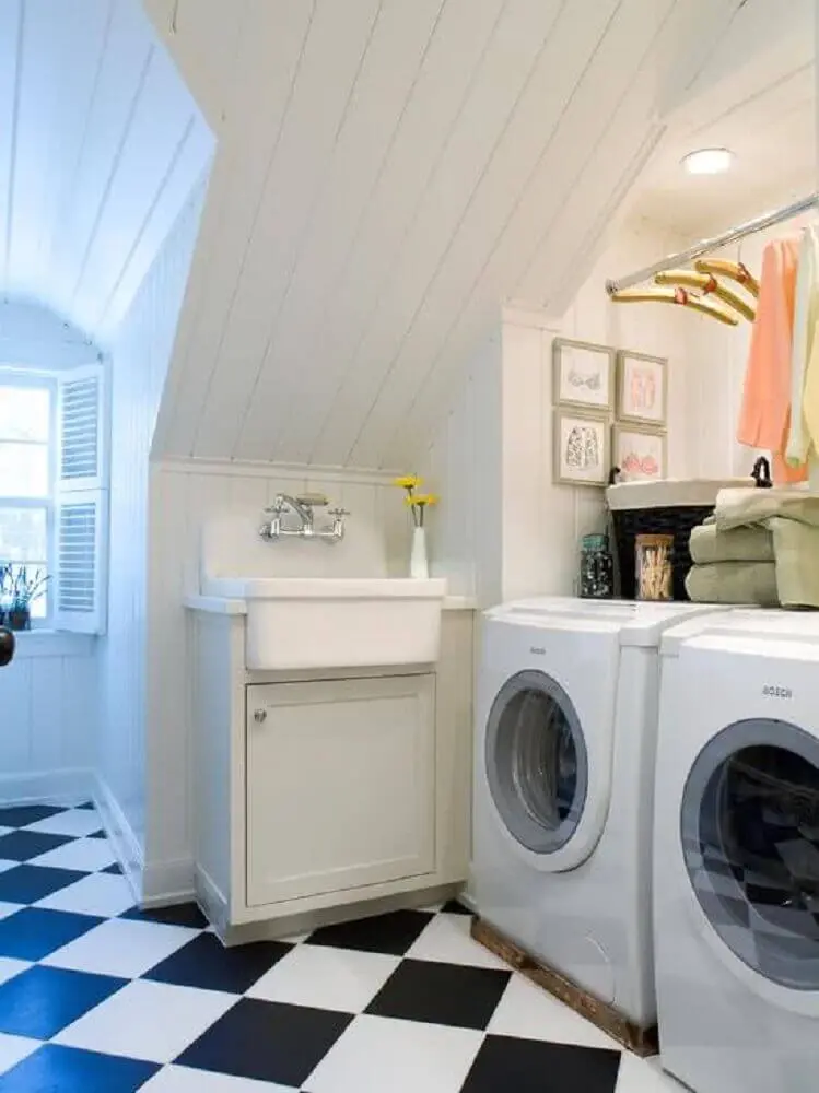 piso quadriculado preto e branco e decoração simples para lavanderia pequena Foto Fall Home decor