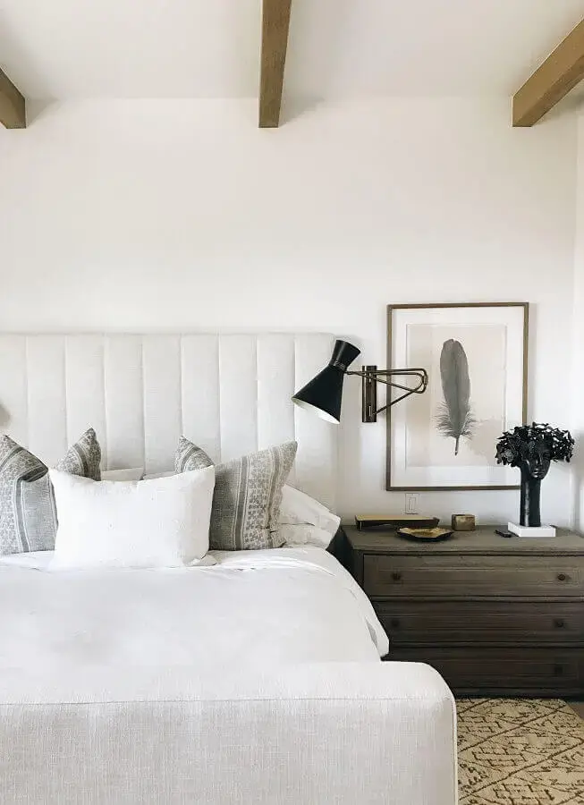 quarto de casal decorado com luminária de parede e cabeceira estofada branca Foto Harbor Luxury Bedding