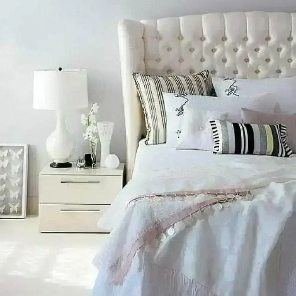 quarto todo branco decorado com cabeceira capitonê e criado mudo branco Foto Pinterest