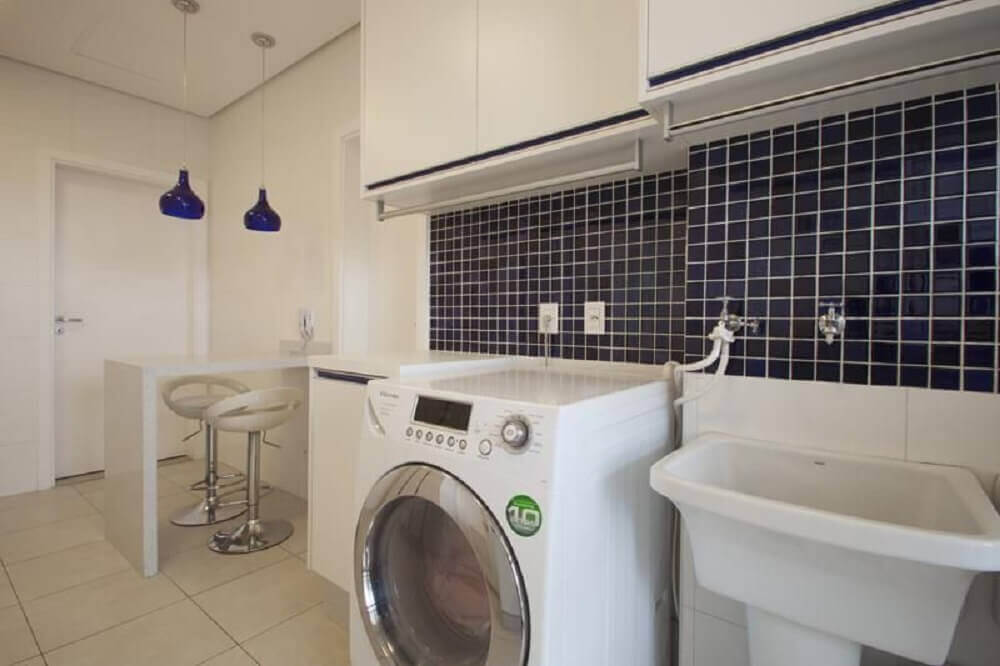 revestimento azul para lavanderia pequena com cozinha integrada Foto Sartori Design