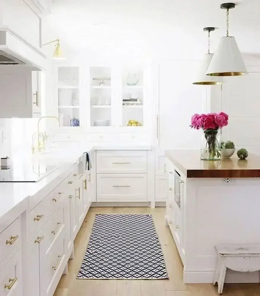 tapete para cozinha com armários brancos e pendente sobre bancada Foto Furniture Inspiration