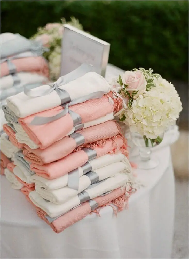 toalhas amarradas com laço de cetim para lembrancinhas de casamento simples Foto Obsessions Fashion