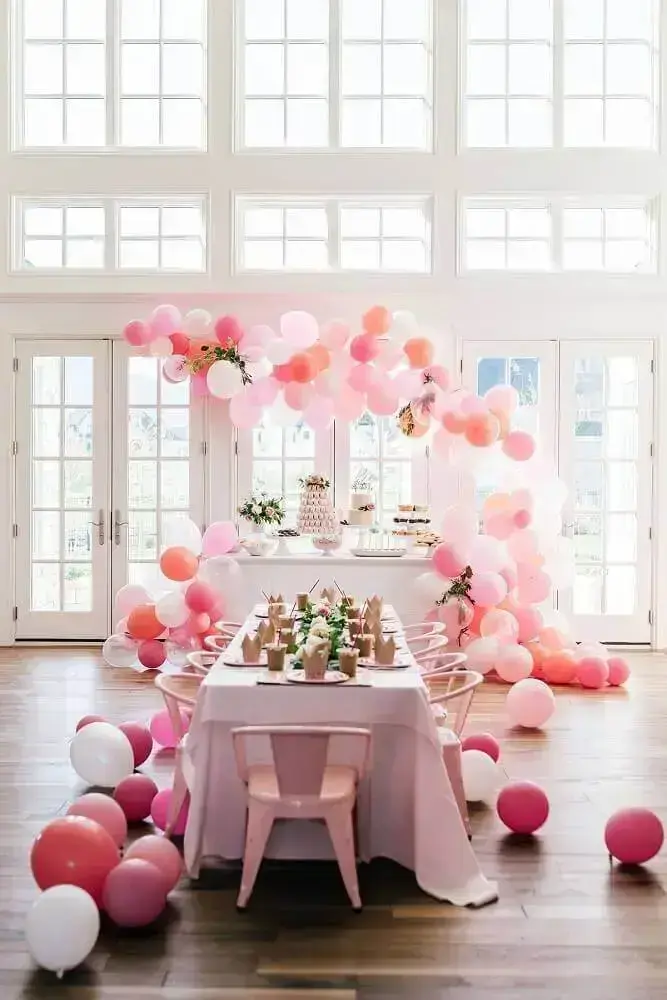 shades of pink for decoration with simple balloons and flower arrangements Foto Roofing Brooklyn