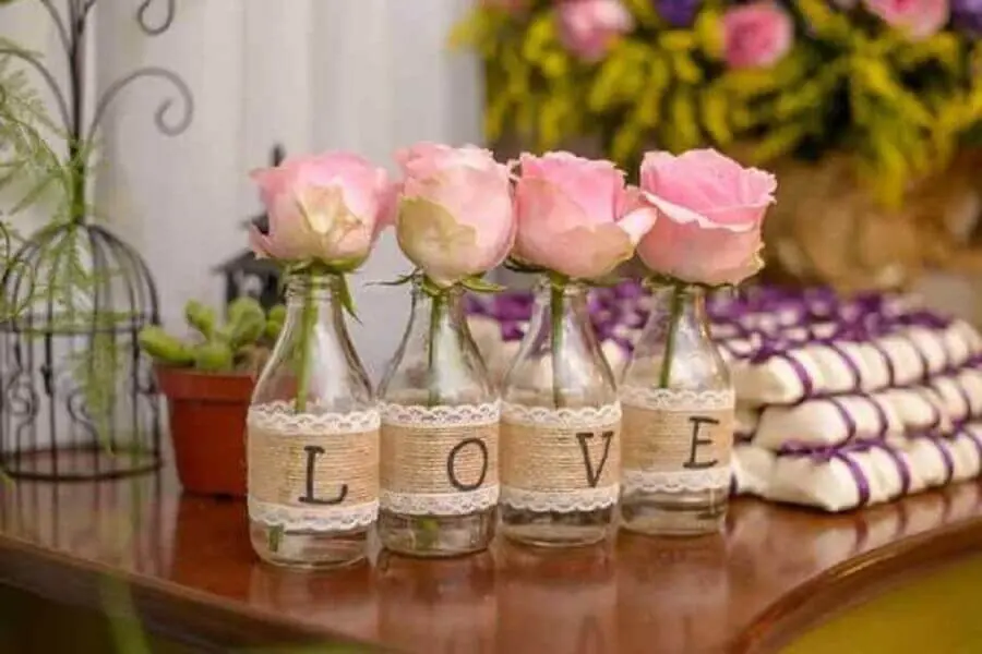 vasinhos de vidro personalizado para decoração de casamento em casa Foto Royal Convites