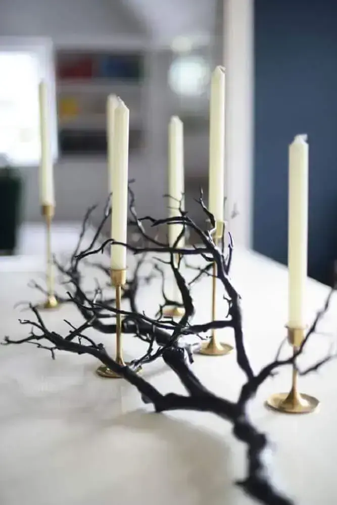 velas e galhos secos para decoração de halloween Foto Easyday