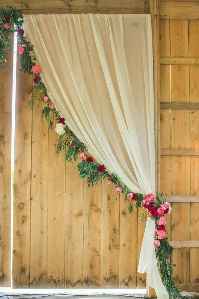 véu e flores para decoração de casamento em casa simples Foto Jaclyn Journey