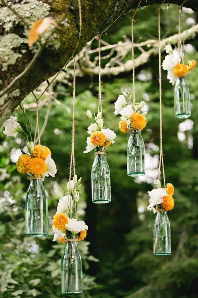 árvore decorada com vasinhos de flores para casamento simples em casa Foto My Wedding